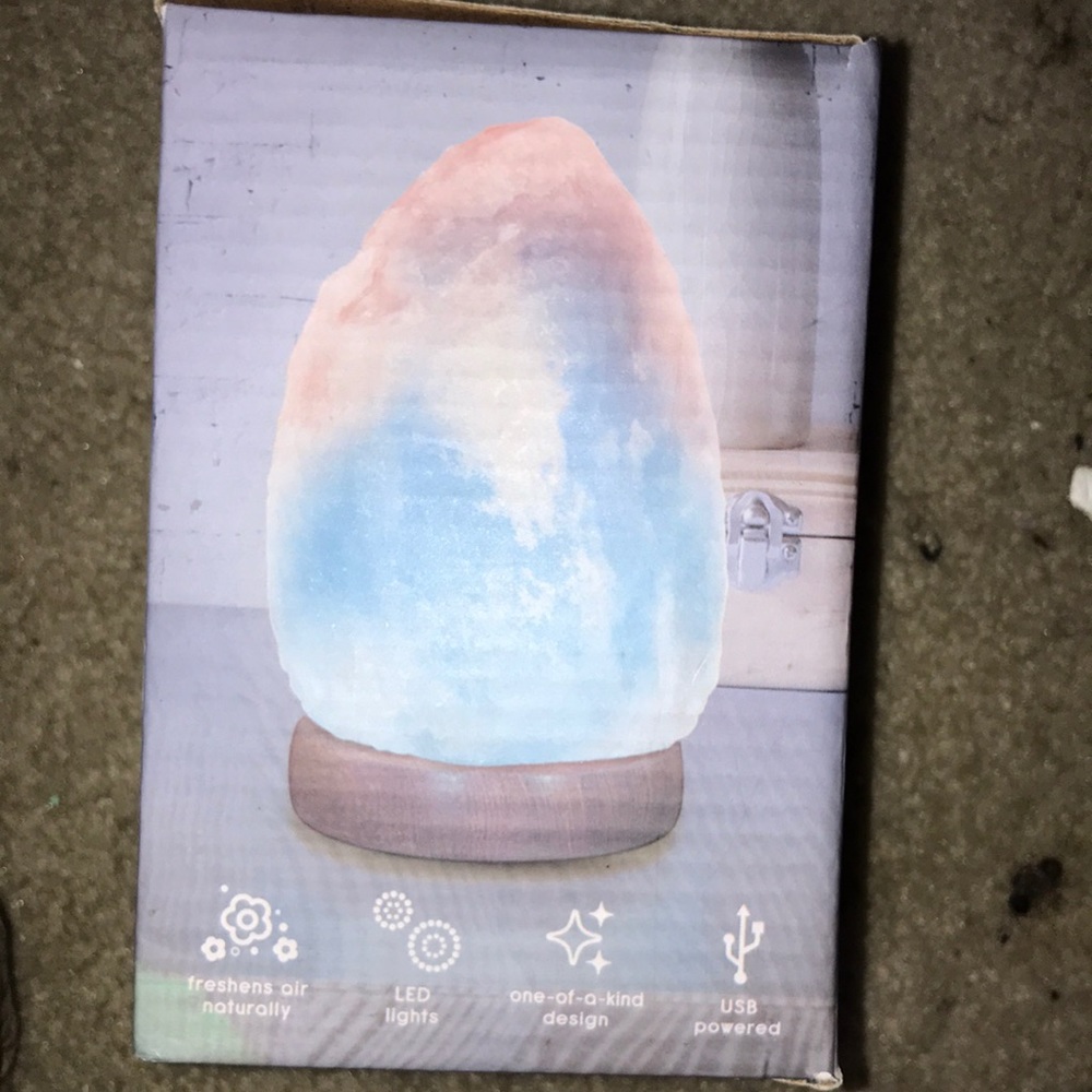 I am selling a MINI HIMALAYAN SALT LAMP 🔥🔥❤️❤️😍